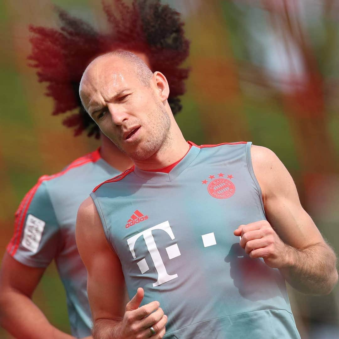 バイエルン・ミュンヘンさんのインスタグラム写真 - (バイエルン・ミュンヘンInstagram)「🤯 #MindBlown #RobMarley #HairjenRobben #FunFriday #FCBayern #MiaSanMia」4月26日 18時13分 - fcbayern