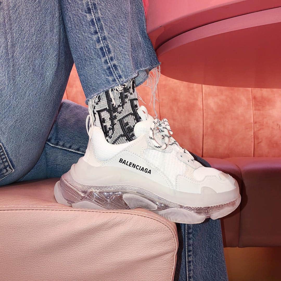 Blonde Saladさんのインスタグラム写真 - (Blonde SaladInstagram)「⚡SNEAKER FREAKERS FOR LIFE⚡ Take a look at our sneakers shopping list on the mag to choose the coolest models for this SS19 💜 #theblondesalad #sneakers #shoppinglist #balenciaga #pink 📸 @threadsstyling」4月26日 18時23分 - theblondesalad