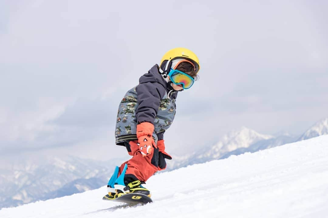 岡本圭司さんのインスタグラム写真 - (岡本圭司Instagram)「A boy. ポジショニングええな～  #snowboarding  #ao #family #werideforever」4月26日 18時32分 - hywod_kj