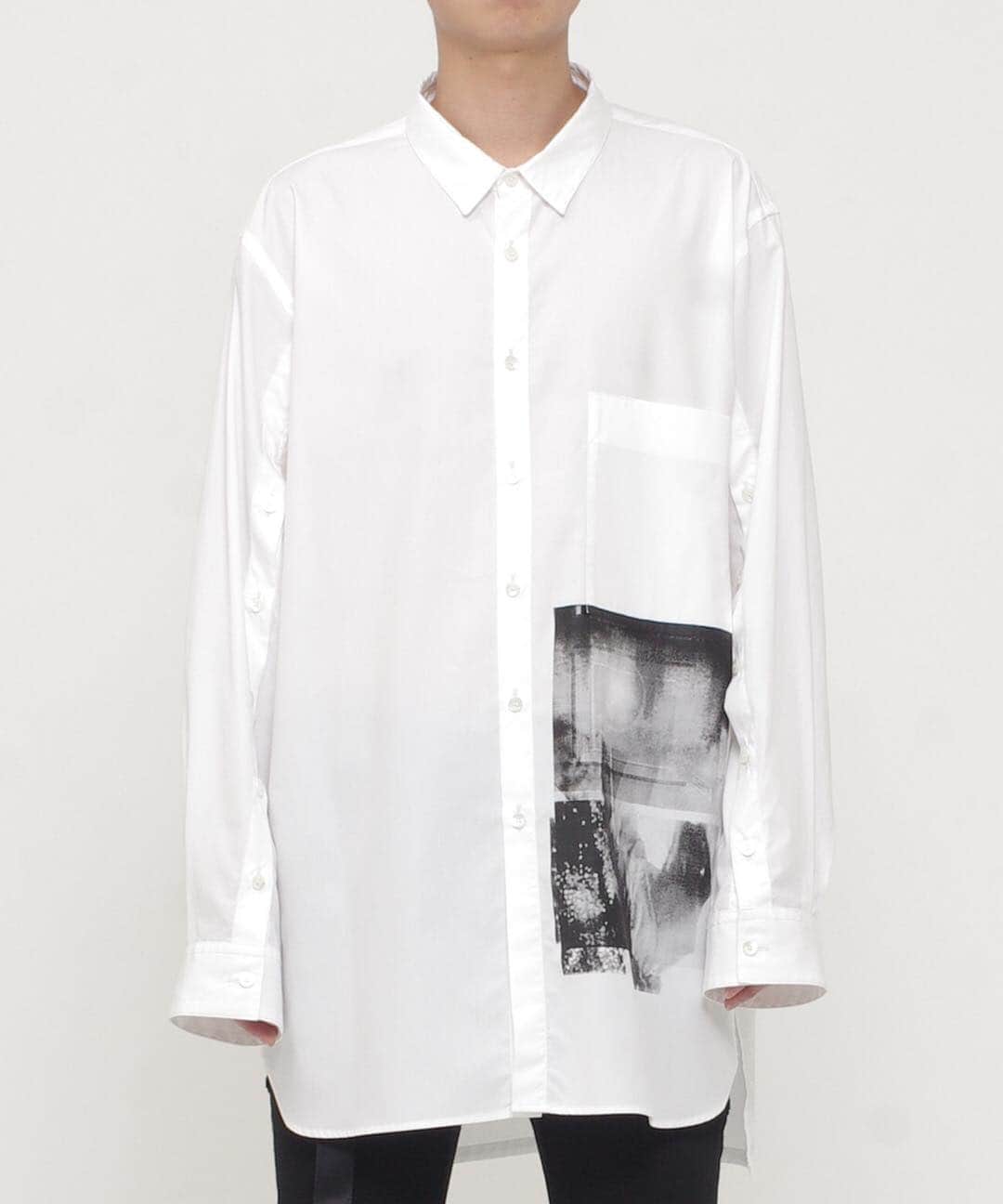 ウィザードのインスタグラム：「2019 S/S COLLECTION ”HUMANOISE SYSTEM”  PHOTO PRINT SHIRTS  52/- × 70/- の糸で織られた平織りの生地に微起毛を施し、肌触り良く柔らかい仕上がりの素材です。 前袖の切り替えが全て釦で開閉可能なギミックはポンチョのような要素やベンチレーションといった用途でも使用可能になっています。  In store now  https://wizzard.stores.jp  #wizzard_fac #wizzard #fashion #tokyofashion  #streetfashion  #fashionphoto  #streetwearbrand  #streetwearaddicted #19ss #radiohead #ウィザード #メンズファッション #ファッション #モード #モード系ファッション」