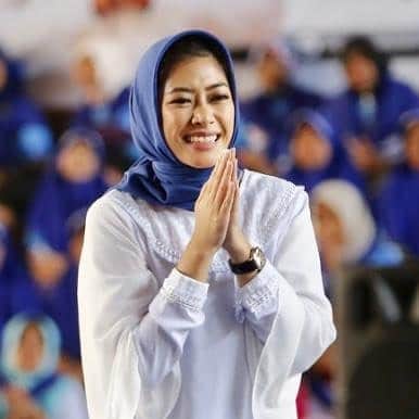 アニ・ユドヨノのインスタグラム：「Selamat Ulang Tahun anakku sayang, 26 April 2019. Semoga Aliya selalu sehat dan dalam perlindungan Allah. Much kisses n love, Pepo Memo. 💙💙」
