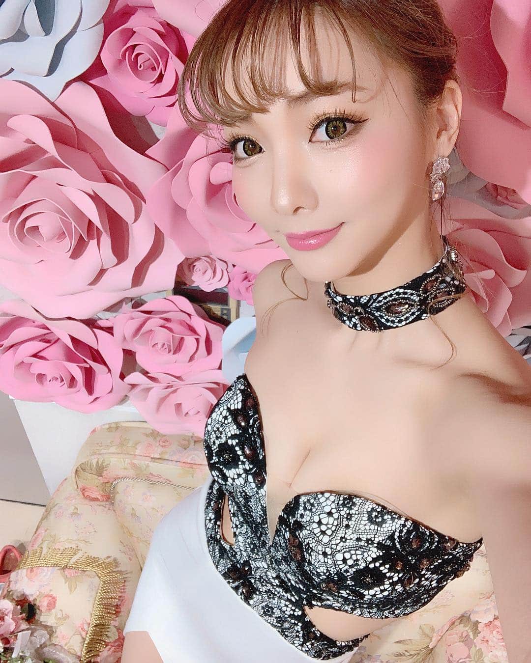 LISA minemuraさんのインスタグラム写真 - (LISA minemuraInstagram)「🌹 絶対に欲しいドレス予約開始したー💖💖💖 チョーカー付きのsexyロングドレス🐰💕💋💭 🌹#AngelR #エンジェルアール #キラキラ #ビジュー  #셀스타그램 #얼스타그램 #카메라 #촬영 #ヘアカラー  #ヘアスタイル #アッシュベージュ  #ベージュブラウン #エクステ #カラコン  #メイク #ドレス #キャバドレス #ナイトドレス #キャバ嬢 #キャバクラ  #長野 #長野市 #権堂 #ドレスショップ #りーみ #長野モデル #長野市モデル #長野県モデル #ダイヤモンドラッシュモデルになりたい」4月26日 18時29分 - lisa.minemura