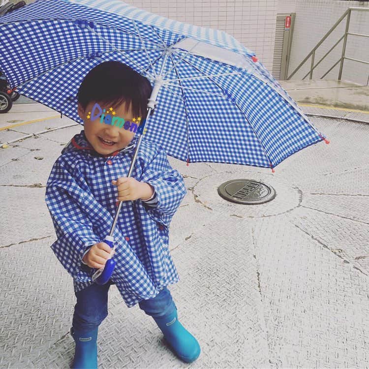 蒲生麻由のインスタグラム：「雨だけど、息子はいつでもご機嫌MAX☀️ 皆さまも、楽しいGWを過ごしでくださ〜い🍀  #mamalife #2yearsold #2歳児 #男の子ママ #GW目前 #スイミングスクール #さっきうっかり顔隠すの忘れたww💦」