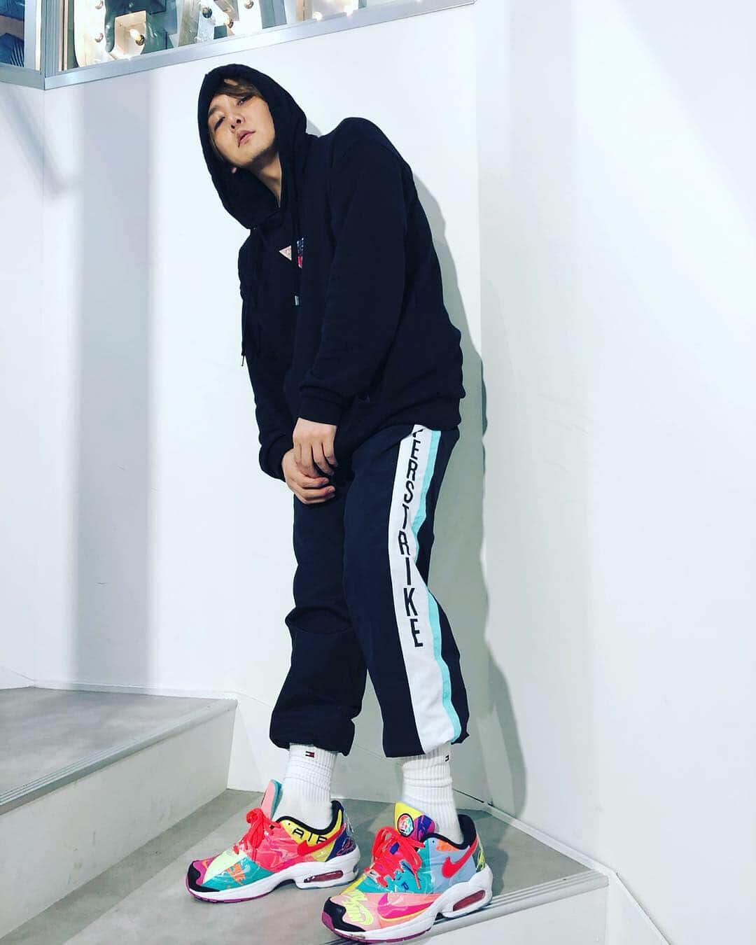 ミッチーのインスタグラム：「本日18:00〜 7.12(金)のM FAMILY LIVE“Starting” @渋谷 チケットがLivePocketにて発売スタートしました お時間ある方ぜひ！お越しくださいまし 最高の時間にしようね はばわんだほーうぃーけん！ _ PARKA: @guess x @atmos_tokyo PANTS: @hyperstrike.tokyo SOCKS: @tommyhilfiger SHOES: @nike x @atmos_tokyo」