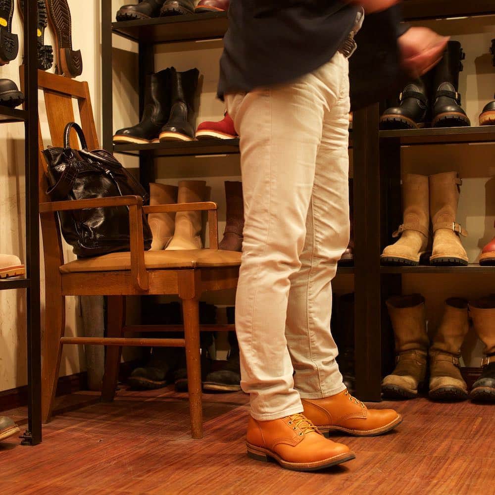 のインスタグラム：「My WESCO! “Hendrik” シャープなナローラストのシルエットが綺麗に表れた"Hendrik"。 ジャケットスタイルにもばっちりハマってますね！！ ヒールを通常よりも一段低くしているのもポイントです。 レザーは程良く経年変化の進む現在廃盤のベジタブルタンニンですが、是非コーディネートを含めた雰囲気を参考にしてみてください！ http://wescojapan.blogspot.com/2019/04/my-wesco-hendrik.html . #wesco #hendrik #madeinusa🇺🇸 #oregon #scappoose #wescojapan #wescoebisu #wescosetagaya #wescokanazawa」