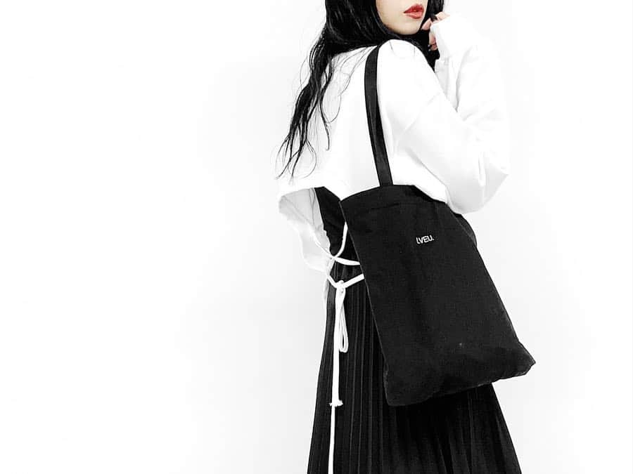 lve_xxxxのインスタグラム：「.﻿﻿﻿﻿ .﻿﻿﻿﻿ 本日(4/26) 19時より﻿﻿﻿﻿ ECサイトOpennnnn !!! 🛒✧﻿﻿﻿﻿ ﻿﻿﻿﻿ ご購入頂きました皆様に﻿﻿﻿﻿ 先着順では御座いますが…﻿﻿﻿﻿ ﻿﻿﻿﻿ ☑︎LVEU.ロゴトート を﻿﻿﻿﻿ プレゼントさせて頂きます🎁♡﻿﻿﻿﻿ ﻿﻿﻿﻿ 小さめロゴで主張し過ぎないので﻿﻿﻿﻿ 普段使いしやすいかと😂﻿﻿﻿﻿ (宣伝にはならないに1票←)﻿﻿﻿﻿ ﻿﻿﻿﻿ 肩掛けできる長さです！﻿﻿﻿﻿ ﻿﻿﻿﻿ 普段サブバッグに使う用に﻿﻿﻿﻿ ﻿﻿﻿ 自分がリアルに欲しいものを﻿﻿﻿﻿ 今回noveltyとし﻿﻿﻿﻿ 作って頂きました🙆‍♀️🙆‍♀️🙆‍♀️﻿﻿﻿﻿ ﻿﻿﻿﻿ ご愛用頂けたら嬉しいです🙈🖤﻿﻿﻿﻿ ﻿﻿﻿﻿ ﻿﻿ ﻿﻿本日ご購入頂きました商品の配送は﻿﻿ GW明けより順次発送予定となります。﻿﻿ ﻿ ﻿ ※商品がSOLD OUTの場合も、﻿﻿﻿﻿ 入荷お知らせメールにご登録くださいませ。﻿﻿﻿﻿ ﻿ 入荷次第メールにてお知らせいたします！﻿﻿ ﻿﻿﻿﻿ ﻿﻿ ※商品・配送に関するお問い合わせは﻿﻿﻿﻿ プロフィールのメールアドレスへ﻿ ご連絡ください。﻿﻿﻿﻿ ﻿ 運営スタッフより返信させて頂きます。 ﻿﻿﻿﻿ ﻿﻿﻿ #LVEU. #ラブユ.」