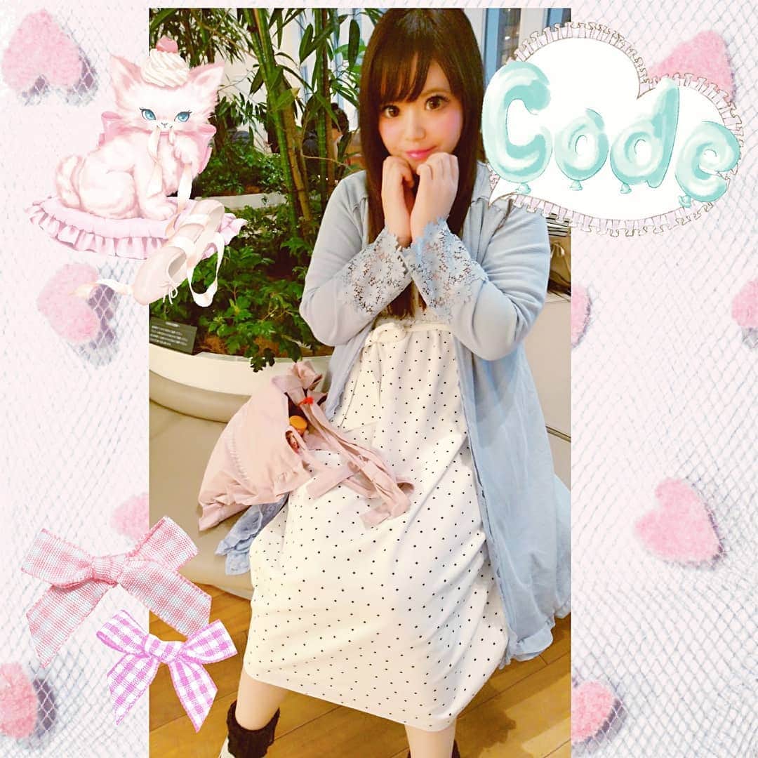 hoshizaki eriのインスタグラム：「. 最近の #ootd について💗 . 相変わらず基本ゆるワンピです✨🍒 この日は暑かったり寒かったり だったのでロング丈ワンピです！ 上品でお気に入り❣️✨٩(๑❛ᴗ❛๑)۶ @evelyn.official のアイテムです❣️ . 👜はピンク💗で可愛い @honey_cinnamon_jp のバッグ👜！ アウターは春夏大活躍色チ買いした @axes_femme_official の レース付きガウンだよー😌🌠🍀 . 今日は髪をハーフアップに セットして頂いて仕事しましたが 可愛くてお気に入り！💗 . 仕事は色々勉強になりました！ ただ物凄く疲れたので😣💦💧 ゆっくりお風呂に浸かって眠りたい(_ _).oO . . #ootd #girlystyle #feminine #onepiece #ゆるワンピ #hairmodel #salonmodel #水玉ワンピース #ハーフアップ🎀 #longhair #hairarrange #pleaselikeit #likebackalways #followme #followback #相互フォロー #女子力向上委員会  #오오티디 #코디 #스타일링 #패션스타그램 #맞팔 #팔로미 #뷰티인스타」