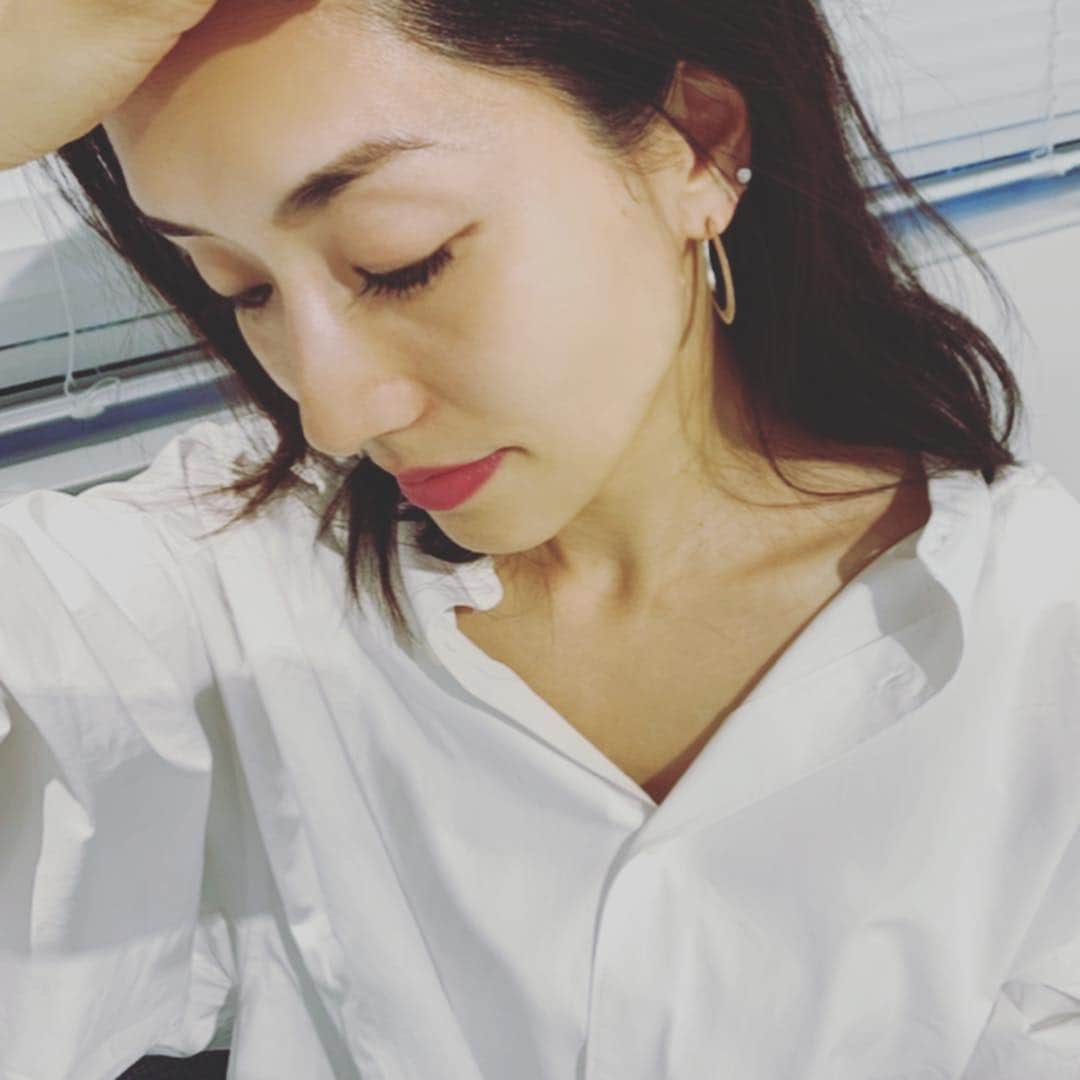 亀恭子のインスタグラム：「コンテンポラリーで独創的なジュエリーブランド @mariablackjewellery . . . . アシメトリーに組み合わせるピアスは、 このブランドのアイコン的存在ですね。 . . シンプルなデザインでも、芸術的な美しさとその存在感。 お仕事でもよくお世話になりつつ、 個人的にも好きなジュエリーです❤︎ . . . . エストネーション六本木ヒルズ店に、 国内初の直営店がオープンしてます。 連休に是非♪ . . #mariablack #mariablackjp #mariablackjewellery #estnation #白シャツにシルバー 好き」