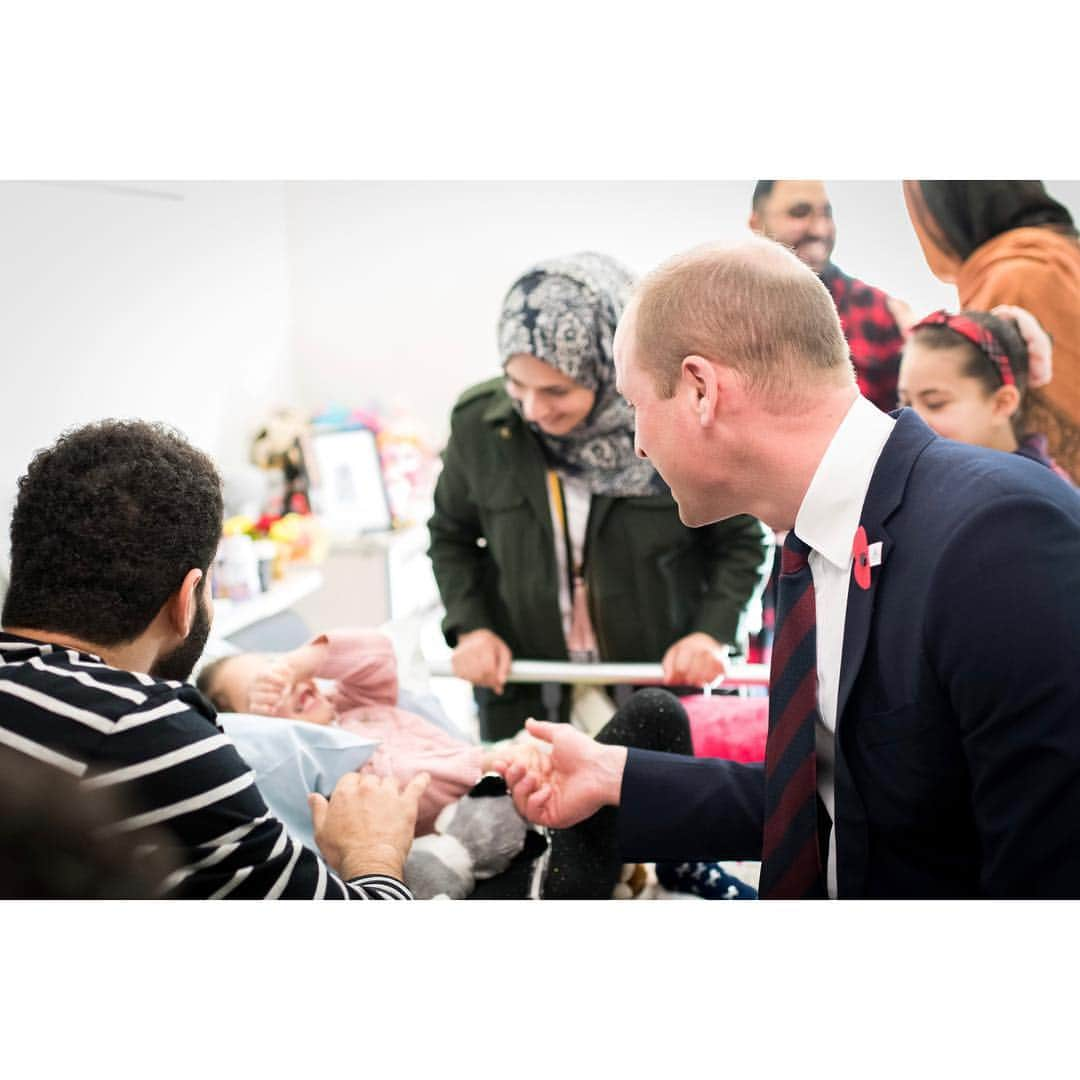 ウィリアム（ケンブリッジ公）さんのインスタグラム写真 - (ウィリアム（ケンブリッジ公）Instagram)「To the people of New Zealand and the people of Christchurch – to our Muslim community and all those who have rallied to your side – I stand with you in gratitude for what you have taught the world these past weeks.  I stand with you in optimism about the future of this great city.  I stand with you in grief for those we have lost, and with support for those who survived.  And I stand with you in firm belief that the forces of love will always prevail over the forces of hate.」4月26日 18時39分 - princeandprincessofwales