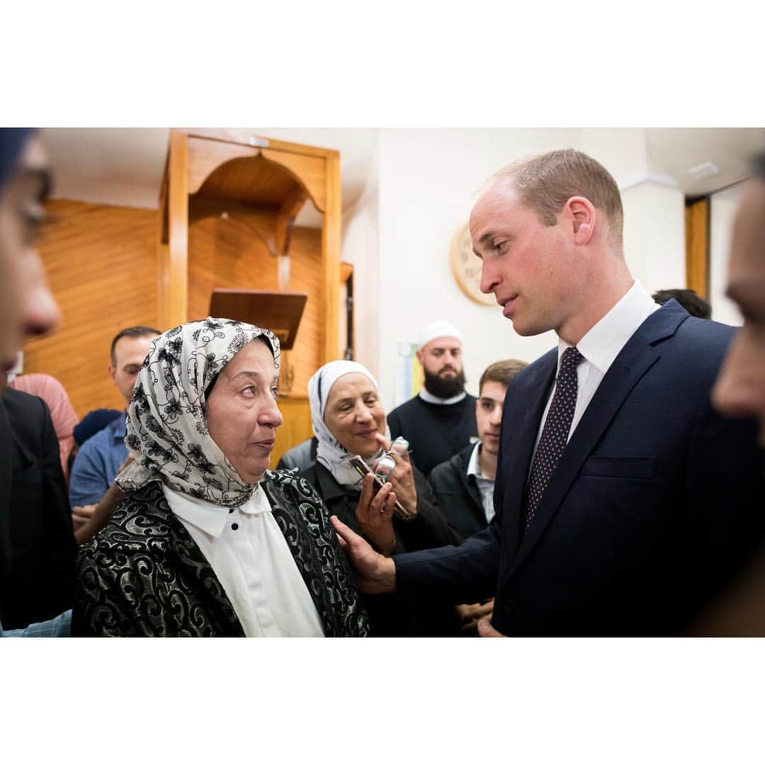 ウィリアム（ケンブリッジ公）さんのインスタグラム写真 - (ウィリアム（ケンブリッジ公）Instagram)「To the people of New Zealand and the people of Christchurch – to our Muslim community and all those who have rallied to your side – I stand with you in gratitude for what you have taught the world these past weeks.  I stand with you in optimism about the future of this great city.  I stand with you in grief for those we have lost, and with support for those who survived.  And I stand with you in firm belief that the forces of love will always prevail over the forces of hate.」4月26日 18時39分 - princeandprincessofwales