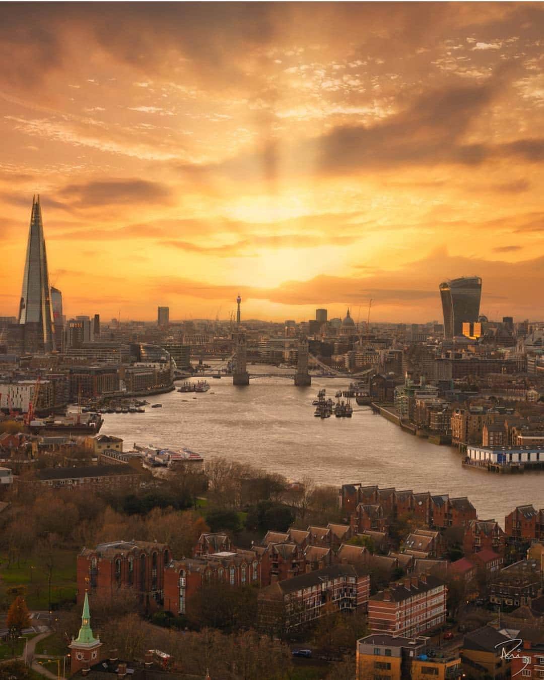 @LONDON | TAG #THISISLONDONさんのインスタグラム写真 - (@LONDON | TAG #THISISLONDONInstagram)「Happy Friday people! Epic shot from @avibphotography! Tag #IGotLondonSkills to get featured 🔥☀️ // #thisislondon #london #towerbridge #shard」4月26日 18時43分 - london