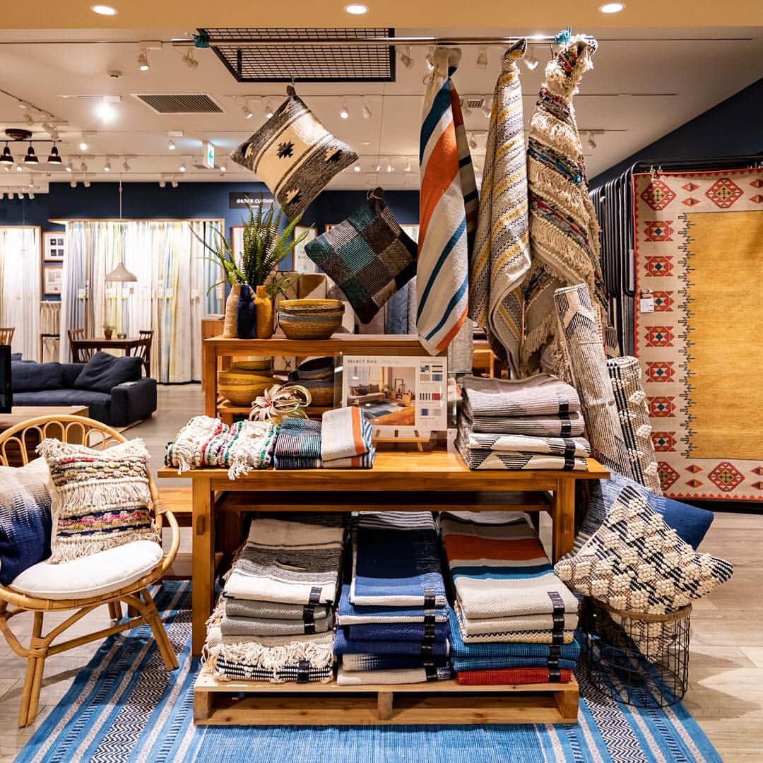 unicoさんのインスタグラム写真 - (unicoInstagram)「Ξお知らせΞ「RUG,RUG,RUG – 快適に過ごす手織りラグ」 さらっとした心地よい肌ざわりを楽しめる手織りのラグとクッションカバーを集めた企画を開催！表情豊かな素材感や色使いなど、ハンドメイドならではの風合いを楽しめるラインアップです。 ----- ◆詳細はプロフィールのリンクからどうぞ @unico_fan ----- #ウニコ #unico #ウニコルーム #unicoloom #unicoオンラインショップ #ラグ #rug #カーペット #carpet #マット #mat  #丁寧な暮らし #暮らしを整える #日々の暮らし #休日 #新生活 #引越し #模様替え #ライフスタイル #インテリア #家具 #マイホーム #マンション #リノベーション #家づくり #部屋づくり #リビング #ダイニング #心地よい暮らし」4月26日 18時45分 - unico_fan