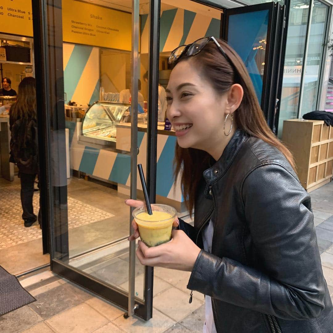 白石明美さんのインスタグラム写真 - (白石明美Instagram)「#aby_akemi  今日から、渋谷ストリーム1F階でOpenの「SupericeCreamery」へ🍦🍋 . こんなにカラフルやけど、全部ナチュラルな食材の色を活かしてるの🍃乳製品不使用、グルテンフリーで、ジェラートとかアイスもあるよ！！味も濃厚で美味しかったよ！♡ . . #SupericeCreamery ##super_ice_creamery #スーパーアイスクレマリー #ヘルシースイーツ #アイスキャンディー」4月26日 18時55分 - abyakemi