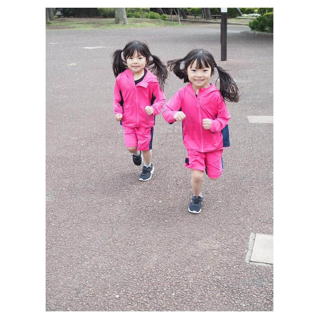 Yukiさんのインスタグラム写真 - (YukiInstagram)「春休み中は長女と私で🏃マラソンしていたこともあって、双子ちゃんも走ることがどんどん好きになってきました(o^^o) 少しずつ走れる距離も伸びてきて、長女の走る姿に憧れて走れるようになってきてなんだか嬉しいo^^o) 年少さんのお友達と並ぶと双子ちゃんも大きくなったなぁと成長感じます😂✨ ゆっくりのんびり一緒に成長していけたらいいなぁ💓  @rohto.senobic さんを続けていて、飲んでる時はやっぱり嬉しそう(o^^o)💓💓 いちご味がお気に入りです♡♡ 春は走りやすい時期ですが、梅雨や夏も気候に負けずに🏃親子で続けていきたいです(o^^o) * *  #セノビック #ぐんぐんセノビック #PR #ロート製薬 #頼れるセノビック  #元気でいてくれるだけでママは嬉しい  #大きくなったね #ママが幸せって思うとき #5歳 #双子 #三姉妹」4月26日 18時55分 - yukikuu96