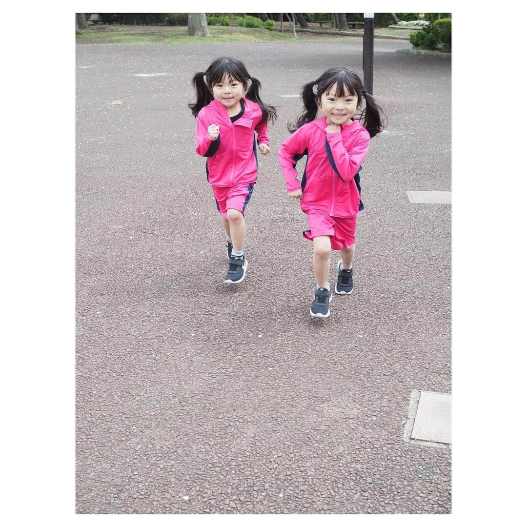 Yukiさんのインスタグラム写真 - (YukiInstagram)「春休み中は長女と私で🏃マラソンしていたこともあって、双子ちゃんも走ることがどんどん好きになってきました(o^^o) 少しずつ走れる距離も伸びてきて、長女の走る姿に憧れて走れるようになってきてなんだか嬉しいo^^o) 年少さんのお友達と並ぶと双子ちゃんも大きくなったなぁと成長感じます😂✨ ゆっくりのんびり一緒に成長していけたらいいなぁ💓  @rohto.senobic さんを続けていて、飲んでる時はやっぱり嬉しそう(o^^o)💓💓 いちご味がお気に入りです♡♡ 春は走りやすい時期ですが、梅雨や夏も気候に負けずに🏃親子で続けていきたいです(o^^o) * *  #セノビック #ぐんぐんセノビック #PR #ロート製薬 #頼れるセノビック  #元気でいてくれるだけでママは嬉しい  #大きくなったね #ママが幸せって思うとき #5歳 #双子 #三姉妹」4月26日 18時55分 - yukikuu96