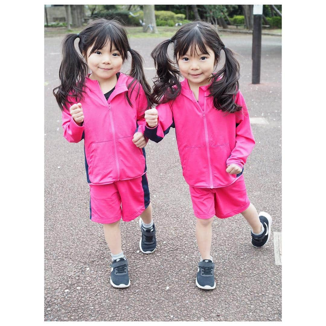 Yukiさんのインスタグラム写真 - (YukiInstagram)「春休み中は長女と私で🏃マラソンしていたこともあって、双子ちゃんも走ることがどんどん好きになってきました(o^^o) 少しずつ走れる距離も伸びてきて、長女の走る姿に憧れて走れるようになってきてなんだか嬉しいo^^o) 年少さんのお友達と並ぶと双子ちゃんも大きくなったなぁと成長感じます😂✨ ゆっくりのんびり一緒に成長していけたらいいなぁ💓  @rohto.senobic さんを続けていて、飲んでる時はやっぱり嬉しそう(o^^o)💓💓 いちご味がお気に入りです♡♡ 春は走りやすい時期ですが、梅雨や夏も気候に負けずに🏃親子で続けていきたいです(o^^o) * *  #セノビック #ぐんぐんセノビック #PR #ロート製薬 #頼れるセノビック  #元気でいてくれるだけでママは嬉しい  #大きくなったね #ママが幸せって思うとき #5歳 #双子 #三姉妹」4月26日 18時55分 - yukikuu96