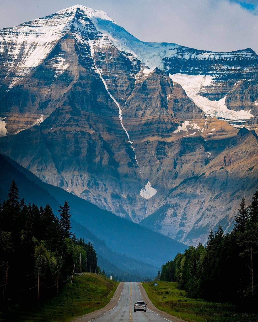 Discover Earthさんのインスタグラム写真 - (Discover EarthInstagram)「Mount Robson, the most prominent mountain in North America's Rocky Mountain range and also the highest point in the Canadian Rockies looks enormous from down bellow ! 🏔🇨🇦 Tag the people you want to go on an awesome road trip with this summer ! — 📍#DiscoverCanada — 📸 Photo by @stephenshelesky」4月26日 18時56分 - discoverearth