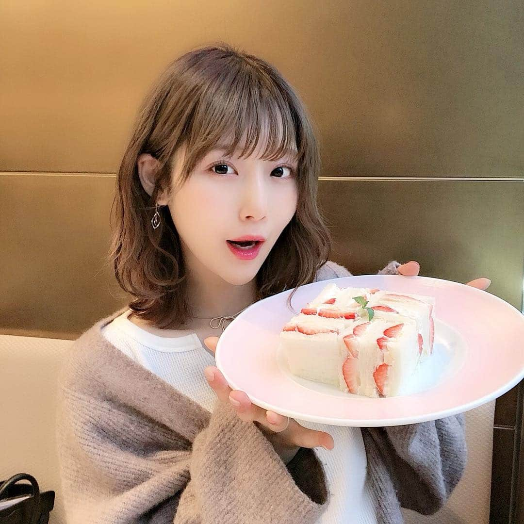 蒼川愛さんのインスタグラム写真 - (蒼川愛Instagram)「念願のフルーツサンド🍓♡ 2枚目の幸せそうな顔よ、、 . . こないだのストーリーのQ&Aでたくさん質問もらった髪の毛の巻き方について！！ . まず上と下を2つにわけます🤘🏻(この時下の髪の毛が多めにするとバランス◎) 下の段を外→内の波巻きにしてちょっと束とって内外ミックスを何束かつくる。 上の段は内→外の波巻きで、同じく束をに2-3つとって内外ミックス巻き！ あとはN.のセラムつけてほぐしておわり☺︎ 文章だとなかなか分かりづらいね🥺🥺🥺自分では頭に浮かぶんだけど、初めて見る人が見たらどゆこと！ってなりそうだ🥺🥺ごめんなさい、、 鏡にくっつくiPhoneケース買ったから、今度動画撮ります( ; - ; )♡」4月26日 18時57分 - tougarashi_suki