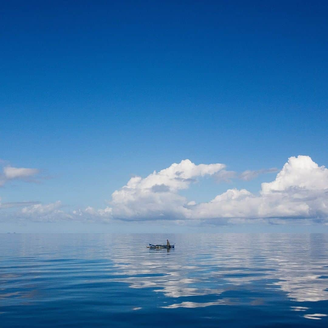 National Geographic Travelさんのインスタグラム写真 - (National Geographic TravelInstagram)「Photo by @andrea_frazzetta | A lonely fisherman in the waters of the Mozambican Canal off the north coast of Madagascar. Nothing like the ocean can enchant my eyes. We call it Earth but the ocean covers more than 70 percent of the surface of our planet. Healthy oceans are the life support system for our planet and a home to more than 700,000 species. The oceans are vital to human health as well, providing jobs, food…. and happiness to billions of people. To see more photos from my travels, follow me @andrea_frazzetta #Ocean #Madagascar #natgeotravel」4月26日 18時59分 - natgeotravel