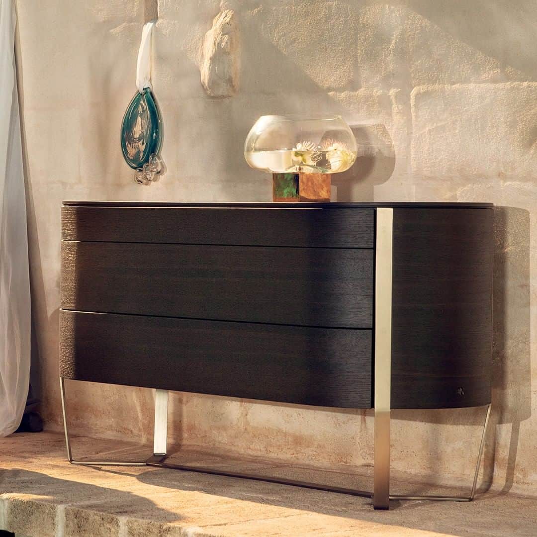 Natuzzi Officialさんのインスタグラム写真 - (Natuzzi OfficialInstagram)「A clever balance between natural beauty and industrial modernity: discover our Venere chest of drawers and bring to your bedroom the Apulian dream inspiration. #Natuzzi #NatuzziItalia #comfort #elegance #design #lifestyle #style #fashion #furniture #homefurniture #puglia #apulia #madeinitaly #living #interiordesign #decor #homedesign #inspiration #instadesign #italianstyle #homedecor」4月26日 19時00分 - natuzzi