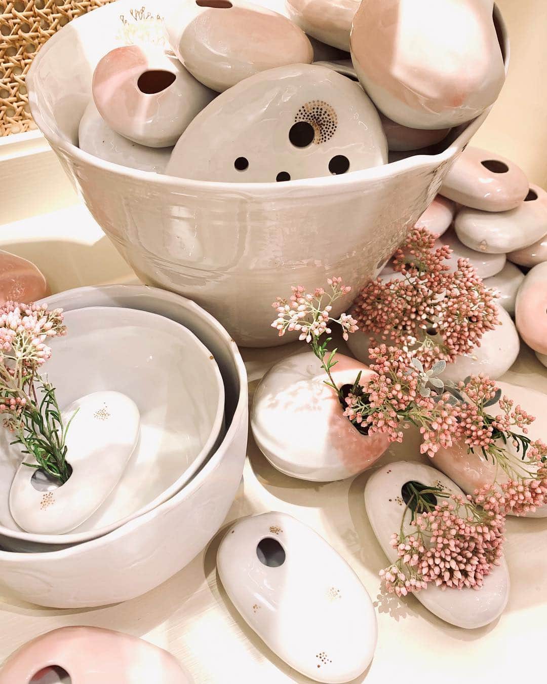 風間ゆみえのインスタグラム：「＊MYRIAM AIT AMAR CERAMICS＊  ふんわりとエアリーなピンクも… ころんとした優しい形から 柔らかな気持ちが生まれますように✨ 💐母の日のギフトにもオススメです‼︎ #5月12日 #母の日 #母の日プレゼント  @myriam_ait_amar  @la_boutique_fantasque  @maisondereefur」