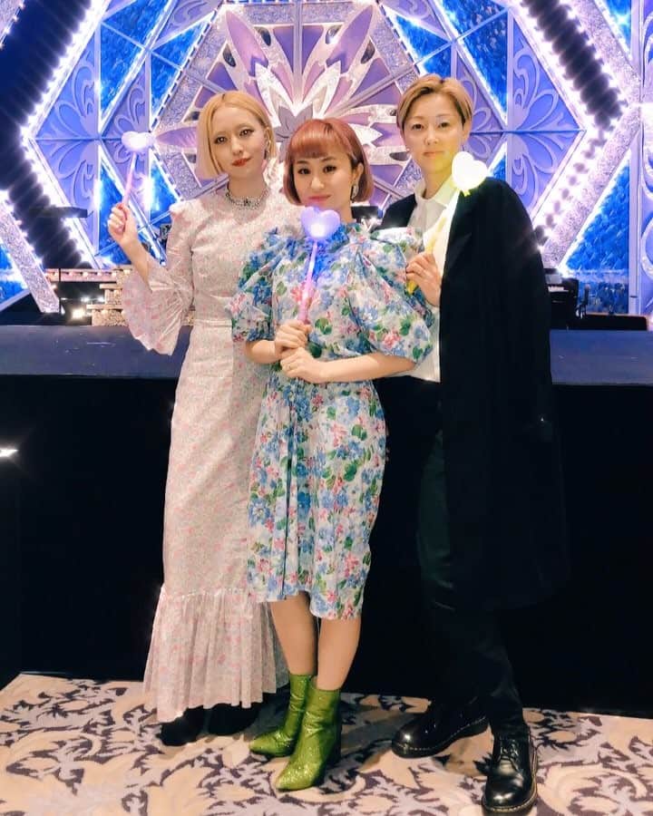 のインスタグラム：「先日の #美弥るりか さんの #ディナーショー ✨🔮✨ 芸を極めた方の美しい姿を目に焼き付けました😭✨✨ ✨🙇‍♂️✨#宝塚 #月組 #月城かなと #光月るう #響れおな #キラキラ #千秋楽」