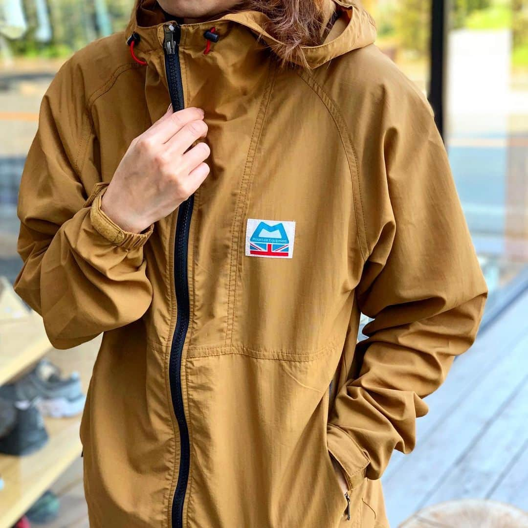 SUNDAY MOUNTAINさんのインスタグラム写真 - (SUNDAY MOUNTAINInstagram)「* 【 再入荷！ MOUNTAIN EQUIPMENT JACKET!】 * いよいよ GW！ ですが、寒暖差が激しいこの頃ですね。 そんな時 さっと 羽織れる ジャケットが 各ブランドより入荷してます。  毎年人気の MOUNTAIN EQUIPMENTの クラシックウィンドジャケットも再入荷！  レトロでクラシックな雰囲気が タウンでもアウトドアシーンにも馴染みます。 柔らかい風合いで着心地◎ 今季カラーのクミンもおすすめです♪  長いシーズン使えるアイテム。  また小さく収納できて さっと羽織れるカーディガンTYPEなども入荷！  一MOUNTAIN EQUIPMENT一 ■クラシックウィンドジャケット ■カラー全4色 ■サイズ：S,M メンズサイズ ■素材：ナイロン100％ ■重量：266g * *  イージーカーディガン ■カラー全2色 ■サイズ：M,L ■素材：ナイロン100% ¥14,800+tax 各ブランドより この季節に便利なジャケットが入荷してます。 是非 ご利用下さいー♪ * * SUNDAY MOUNTAIN ■ 本店 福井県坂井市春江町針原20-1-1 11:00～19:00(水曜定休) TEL 0776-63-6589 ■ BASE CAMP店 福井県坂井市春江町針原21-49-7 K.TENANT-B 11:00～19:00(火,水曜定休) TEL 0776-97-8848 ■オンラインショップ http://campanela.jp/webshop.html * * #再入荷 #sundaymountain #camp #hiking #trekking #サンデーマウンテン #アウトドア #アウトドアショップ #アウトドアファッション #キャンプ #キャンプギア #ハイキング #キャンプ着 #MOUNTAINEQUIPMENT #マウンテンイクイップメント  #jacket #outdoorfation  #キャンプファッション #Camp着 #フェス #trekking #hiking #travel #picnic #GW」4月26日 19時05分 - sundaymountain