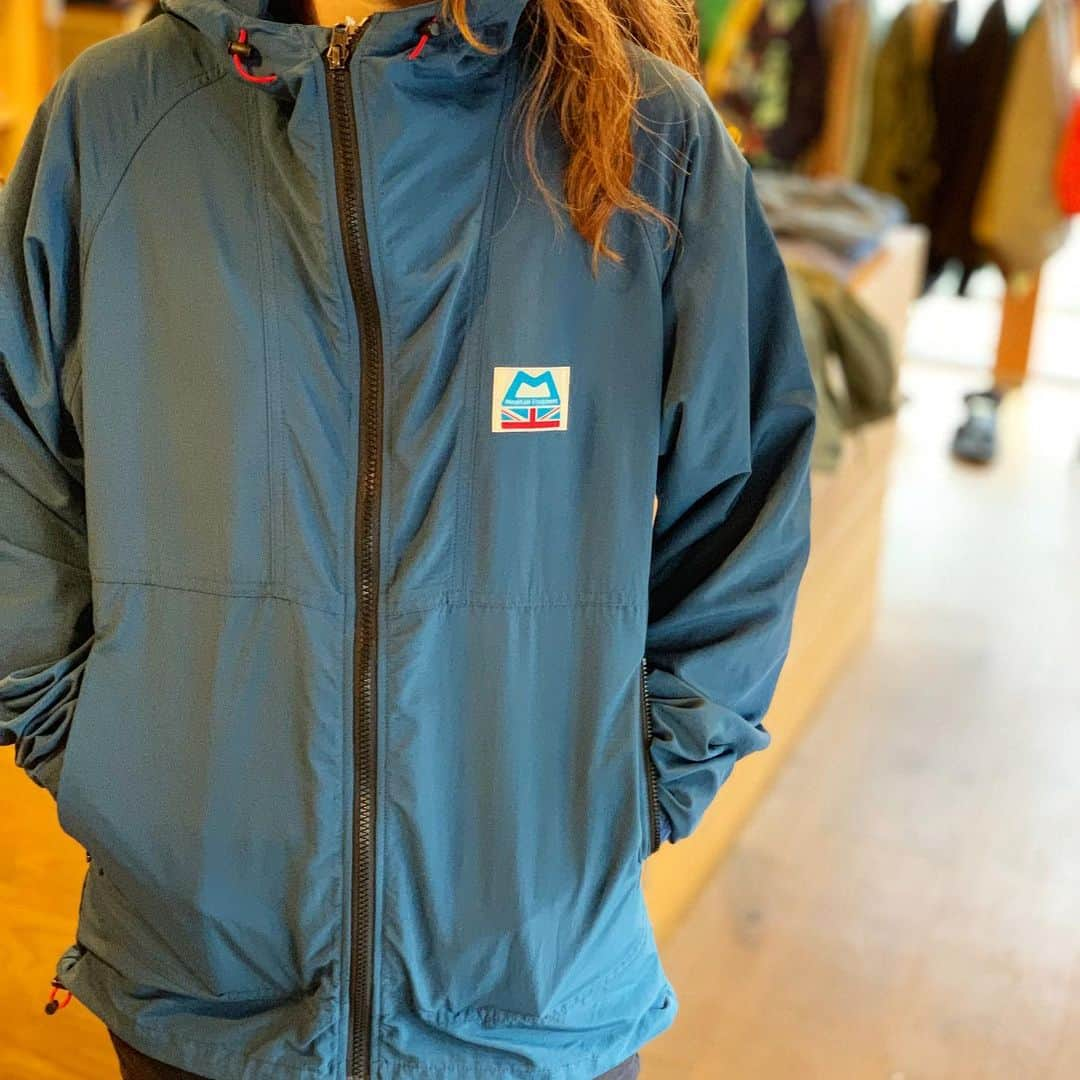 SUNDAY MOUNTAINさんのインスタグラム写真 - (SUNDAY MOUNTAINInstagram)「* 【 再入荷！ MOUNTAIN EQUIPMENT JACKET!】 * いよいよ GW！ ですが、寒暖差が激しいこの頃ですね。 そんな時 さっと 羽織れる ジャケットが 各ブランドより入荷してます。  毎年人気の MOUNTAIN EQUIPMENTの クラシックウィンドジャケットも再入荷！  レトロでクラシックな雰囲気が タウンでもアウトドアシーンにも馴染みます。 柔らかい風合いで着心地◎ 今季カラーのクミンもおすすめです♪  長いシーズン使えるアイテム。  また小さく収納できて さっと羽織れるカーディガンTYPEなども入荷！  一MOUNTAIN EQUIPMENT一 ■クラシックウィンドジャケット ■カラー全4色 ■サイズ：S,M メンズサイズ ■素材：ナイロン100％ ■重量：266g * *  イージーカーディガン ■カラー全2色 ■サイズ：M,L ■素材：ナイロン100% ¥14,800+tax 各ブランドより この季節に便利なジャケットが入荷してます。 是非 ご利用下さいー♪ * * SUNDAY MOUNTAIN ■ 本店 福井県坂井市春江町針原20-1-1 11:00～19:00(水曜定休) TEL 0776-63-6589 ■ BASE CAMP店 福井県坂井市春江町針原21-49-7 K.TENANT-B 11:00～19:00(火,水曜定休) TEL 0776-97-8848 ■オンラインショップ http://campanela.jp/webshop.html * * #再入荷 #sundaymountain #camp #hiking #trekking #サンデーマウンテン #アウトドア #アウトドアショップ #アウトドアファッション #キャンプ #キャンプギア #ハイキング #キャンプ着 #MOUNTAINEQUIPMENT #マウンテンイクイップメント  #jacket #outdoorfation  #キャンプファッション #Camp着 #フェス #trekking #hiking #travel #picnic #GW」4月26日 19時05分 - sundaymountain