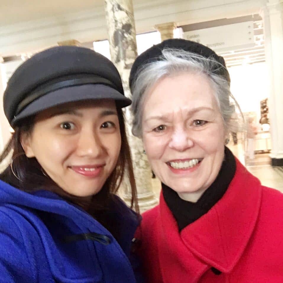のインスタグラム：「Christian Dior展！ Victria and Albert museum🇬🇧 素敵な美術館で、 素敵な人に、 出会ってしまいました。 真っ赤なコート。 品ある佇まい。 Dior展の当日券に一緒に並んで 話したり、目だけ合ったり、笑ったり。 "好きな時に、 好きなだけロンドンに来るの" "かっけー！" 心の中で叫びました。 こんな風に歳を重ねていきたい。 生き方って、にじみ出る。 と思って、携帯の待受けです❤︎ たぶんマダムのコートはOld Dior💎 Dior展…スーパー美しかったです✨ ・ We met at Dior exhibition！ so creative moment.we were happy💎 ・ #london #vandamuseum #christiandior #fashion #art #amazing #creative #beautiful #런던 #아트 #패션 #ロンドン #ディオール展 #ただただ美しい #スペシャル #ものづくり #超素晴らしかった #マダム #ロンドンカラーなわたしたち🇬🇧」