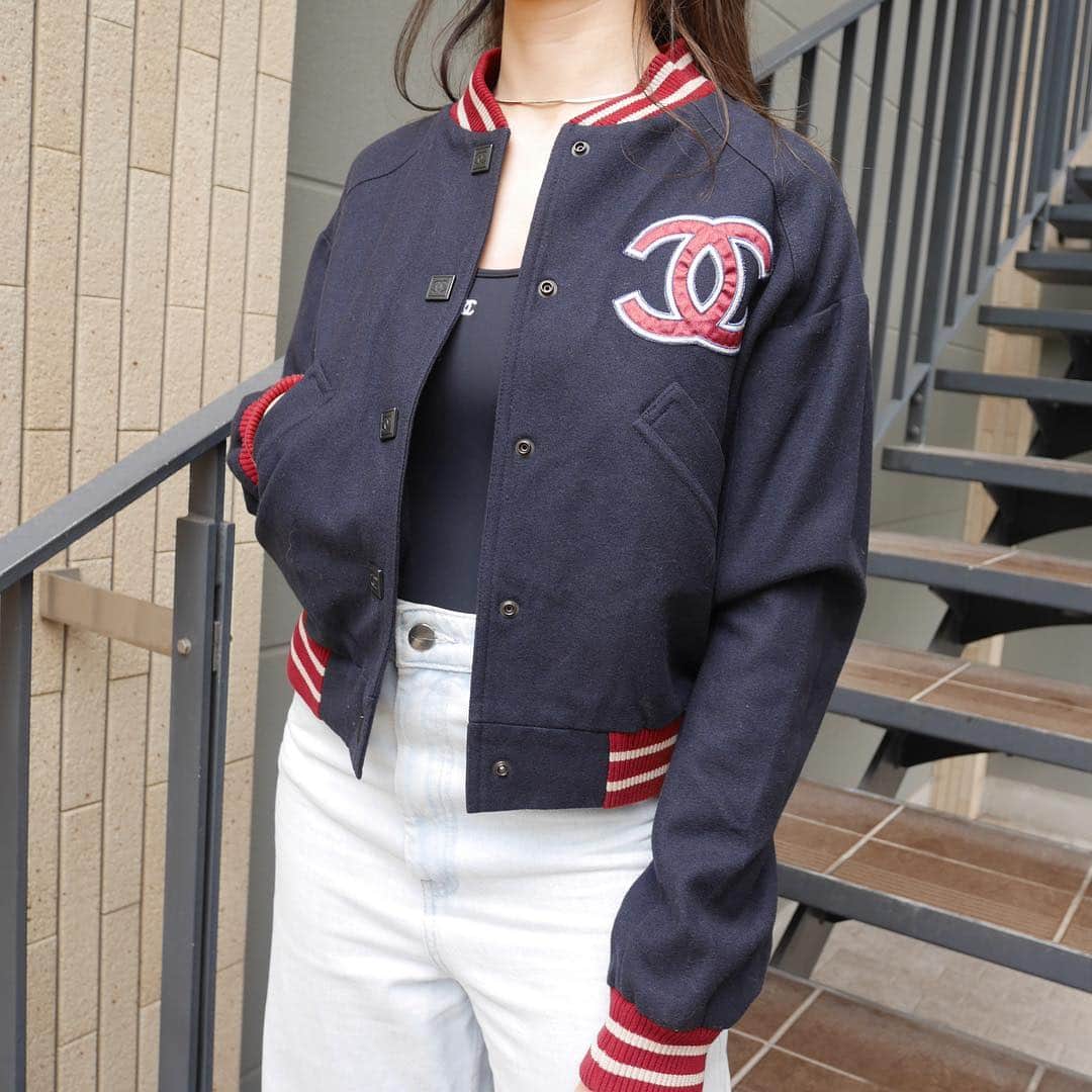 Vintage Brand Boutique AMOREさんのインスタグラム写真 - (Vintage Brand Boutique AMOREInstagram)「Rare!!! Chanel sport line wool baseball jacket in size 34. ▶︎Free Shipping Worldwide✈️ ≫≫≫ DM for more information 📩 info@amorevintagetokyo.com #AMOREvintage #AMORETOKYO #tokyo #Omotesando #Aoyama #harajuku #vintage #vintageshop #ヴィンテージ #ヴィンテージショップ #アモーレ #アモーレトーキョー #表参道 #青山 #原宿#東京 #chanel #chanelvintage #vintagechanel #ヴィンテージ #シャネル #ヴィンテージシャネル #amorewardrobe #アモーレワードローブ」4月26日 19時15分 - amore_tokyo