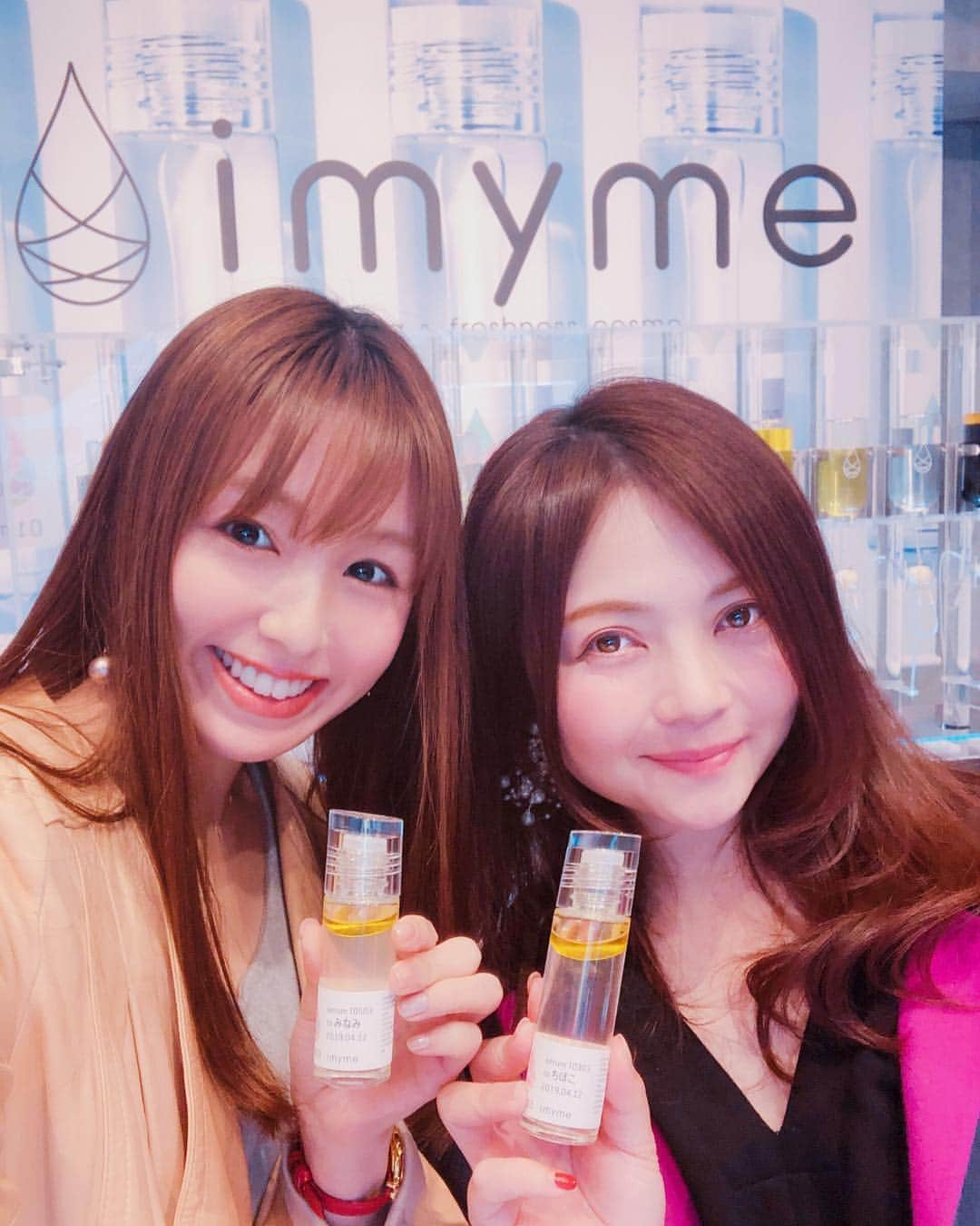 松中みなみさんのインスタグラム写真 - (松中みなみInstagram)「先日、ちーちゃんに誘ってもらい 💙imyme💙 自分だけの化粧水を作ってきたよ✨ ・ ・ 15個の質問に答えるだけで 生活習慣とか肌状態を見透かされたかのように当てられ（笑）、 それにそって自分に合った化粧水を調合してくれる わくわくする化粧水❣️ ・ ・ これ凄いのは、店舗はなくて、 ネットで質問からオーダーまで全て携帯１つで出来るの！ 新しい時代感じた😳🌸 ・ 密かに美肌になりたいそこの貴方、ぜひ❣😘️💖 ・ ・ #imyme #cosme #マッチング #化粧水 #スキンケア  #ミニマル #ミニマルスキンケア  #診断アプリ  #ストレスなさすぎ #笑った #本当は繊細なはず 🤔 #腎臓 #気を付けよ  #目のクマ #甘いもの #控えます」4月26日 19時08分 - minami_matsunaka