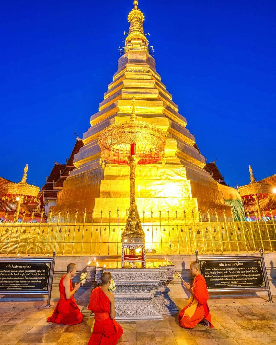 タイ国政府観光庁さんのインスタグラム写真 - (タイ国政府観光庁Instagram)「今週も1週間お疲れ様でした✨﻿ ﻿ タイ北部・プレー県の「ワット・プラタート・チョーヘー」の写真をお届けします📸﻿ ﻿ 「ワット・プラタート・チョーヘー」は、スコータイ時代に建立された歴史ある寺院です。33mもの高さを誇る黄金の仏塔は、チェンマイの古刹「ワット・プラタート・ドイ・ステープ」と同じくチェンセーン様式のもの。中には仏陀の聖髪が祀られています🙏﻿ ﻿ 皆様、よい週末をお過ごし下さい😊﻿ ﻿ #お疲れ様でした #タイ #プレー #ワットプラタートチョーヘー #タイ寺院 #お寺巡り #僧侶 #祈り #こんなタイ知らなかった #タイを知りつくす #タイ旅行 #旅好きな人と繋がりたい #旅行好きな人と繋がりたい #thailand #phrae #watphrathatchohae #temple #amazingthailand #thailandtravel #thailandtrip #thai #thaistagram #lovethailand #thainess﻿ ﻿」4月26日 19時09分 - amazingthailandjp