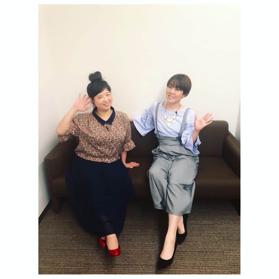 馬場園梓さんのインスタグラム写真 - (馬場園梓Instagram)「へい♪  昨日は MBSミント！(木曜日) に出させていただいておりました☺︎! 以前、 フォトぶらでもご一緒させていただいた原田 龍二さん、 またお仕事させてもらえて嬉しかったです♪  相変わらず面白い方でした！  気象予報士さんがお天気を説明した後、 原田さんが突然 「質問いいですか？」 と手を上げ、 「三男坊ですか？」 と聞いてました！  天気のこと全然関係なかった！笑  そして  こちらの素敵なお衣装は、  BBZ  ブラウス、スカート→supure  イヤリング→@soa.jp  MIHO  ブラウス、サロペット→clear  ネックレス→@soa.jp  になります！  ですので  ルン♪  #yeah #happy  #MBS #ミント #木曜日 #ゲスト #原田龍二 さん #温泉ソムリエ #MIHO #球体 #ブラウス #スカート #サロペット #イヤリング #ご機嫌 #ルン♪」4月26日 19時10分 - babazonoazusa