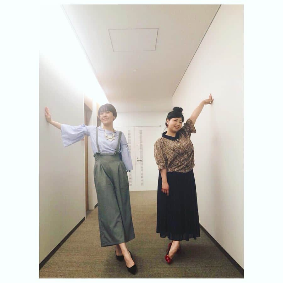 馬場園梓さんのインスタグラム写真 - (馬場園梓Instagram)「へい♪  昨日は MBSミント！(木曜日) に出させていただいておりました☺︎! 以前、 フォトぶらでもご一緒させていただいた原田 龍二さん、 またお仕事させてもらえて嬉しかったです♪  相変わらず面白い方でした！  気象予報士さんがお天気を説明した後、 原田さんが突然 「質問いいですか？」 と手を上げ、 「三男坊ですか？」 と聞いてました！  天気のこと全然関係なかった！笑  そして  こちらの素敵なお衣装は、  BBZ  ブラウス、スカート→supure  イヤリング→@soa.jp  MIHO  ブラウス、サロペット→clear  ネックレス→@soa.jp  になります！  ですので  ルン♪  #yeah #happy  #MBS #ミント #木曜日 #ゲスト #原田龍二 さん #温泉ソムリエ #MIHO #球体 #ブラウス #スカート #サロペット #イヤリング #ご機嫌 #ルン♪」4月26日 19時10分 - babazonoazusa