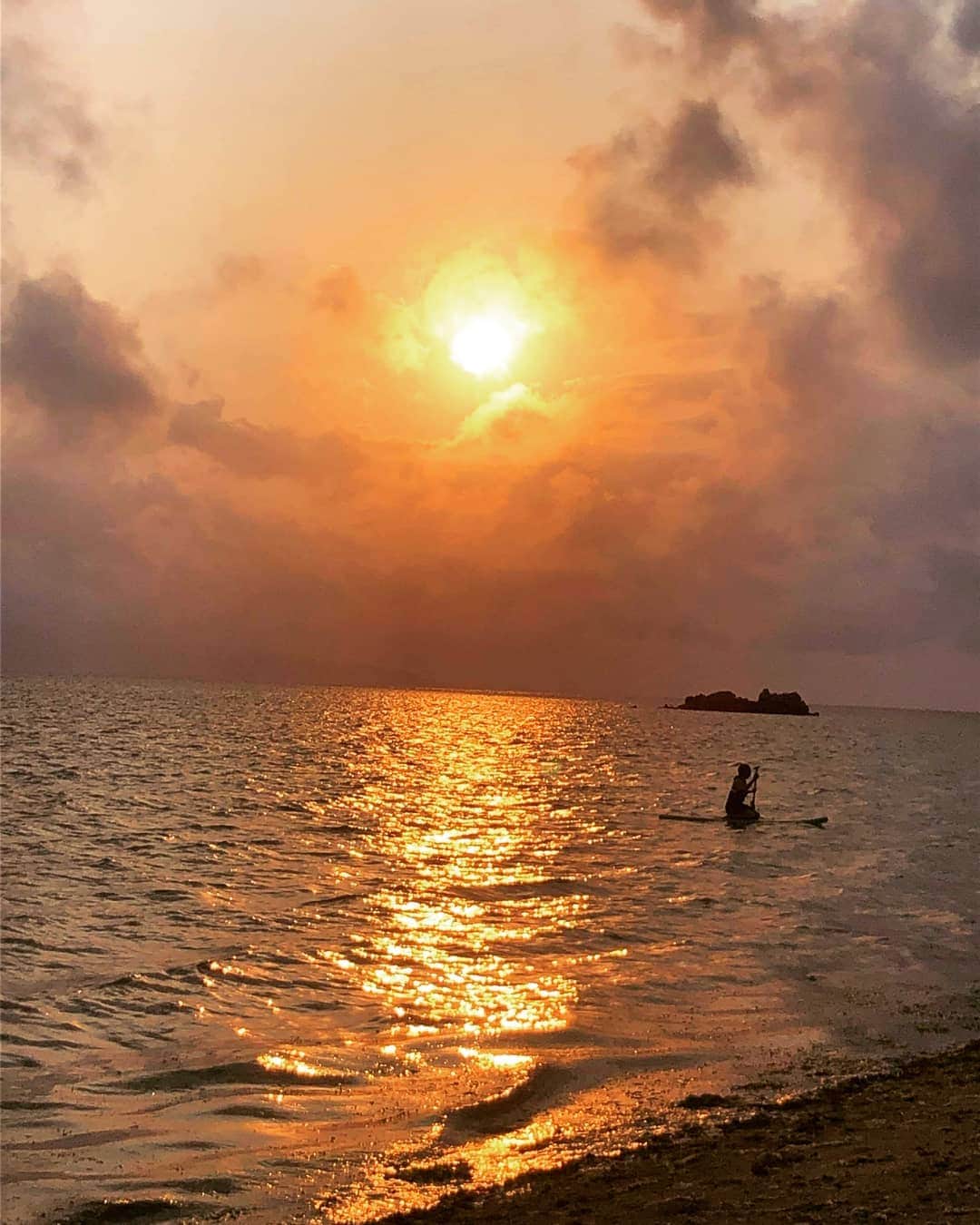 のインスタグラム：「7pm sunset sup... playin' with the earth. 石垣のmy broに連れてってもらった夕陽sup! この荘厳な夕焼けと、なんとも言えないエネルギーが八重山ならではなんだなぁ。 地球の根底から湧き出るような…。 野生のコマチ捕獲されてます。 スーパーケンちゃんお世話になりまくりありがとう〜 #島ライフ #おーりとーり #石垣島 #sunsetsup #夕陽sup #石垣好きな人と繋がりたい」