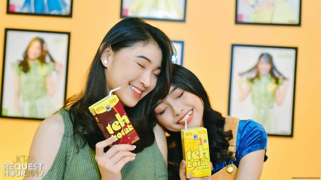 ロナ・アングラエニのインスタグラム：「Besok jangan lupa mampir ke booth Teh Kotak yaaa di JKT48 Request Hour 2019 & Shania Graduation Ceremony ☺️😊 jam 13.00 bakal ada member yang visit booth @idtehkotak  #kesempurnaanrasa  #jkt48requesthour2019  #ShaniaGraduation . . Ciyeee ngiri gak, aku bisa senderan di bahu mamah Shaneeee 😛😝😜🤪 #k3sempurnaanshani」