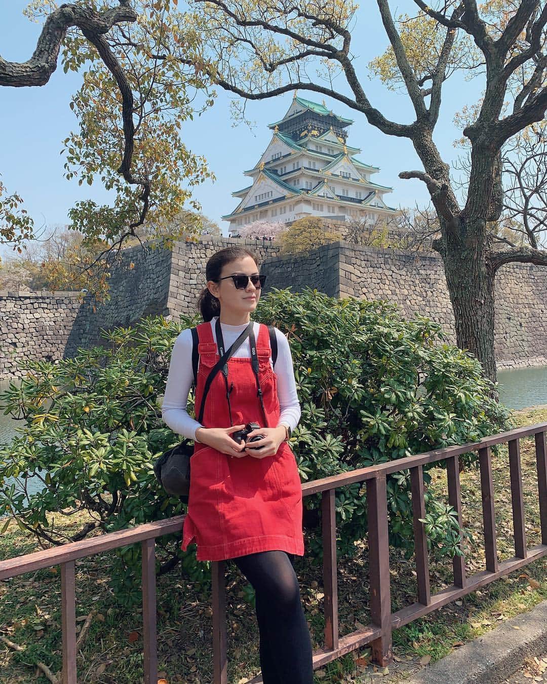 Kimberly Ryderさんのインスタグラム写真 - (Kimberly RyderInstagram)「Obvious tourist. Apparently the Japanese don’t wear 😎. Though a lot of them do wear 😷. 📷👵🏼」4月26日 19時14分 - kimbrlyryder
