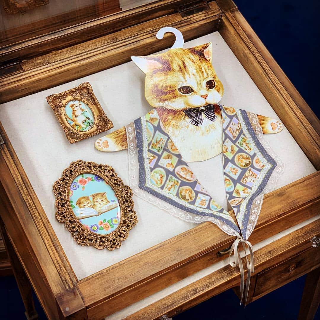 のインスタグラム：「・ my collar fair 5/1(wed)-5/22(wed) ・ このイベントでしか出会えない 13タイプの『付け襟』を オーダーいただけます🧵✂️ ・ 特別に作成したハンガーと一緒に お渡しいたします ・ イベント詳細は 特設ページをチェック✨ (ストーリーよりサイトにジャンプします) ・ ・ #フランシュリッペ #franchelippee #つけ襟 #オーダー会 #ねこ #cats #catsofinstagram #ハンガー #紙モノ #テキスタイルデザイン #テキスタイル #textiledesign #textile」