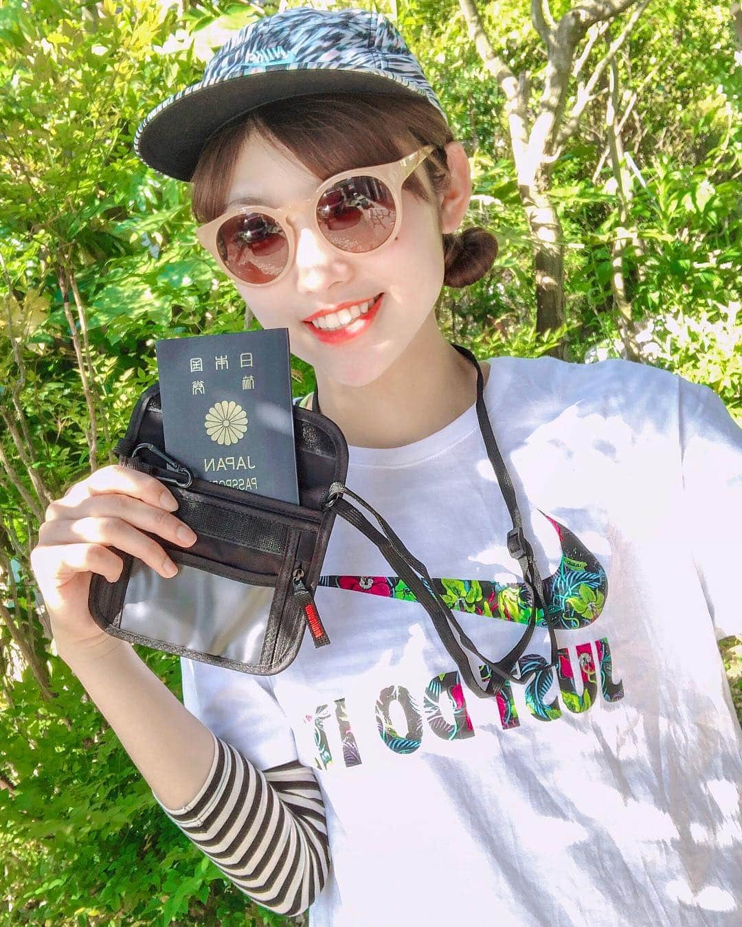 i_am_happpyのインスタグラム：「* * @liberflyer.jp 様より新発売のミニパスポートケース #パスフィットミニ を頂きました😊🌟 * ストラップも軽くて、小さいけど収納抜群で パスポートや旅のチケット、小銭、ボールペンも 余裕で入っちゃう😆✨もちろん防水だから 海や川にも持っていけるし 雨が降った時も無敵🙆‍♀️ 旅行行く時これ1つですごい便利‼️ キャップとTシャツNIKEコーデの日🖤#justdoit * #リバーフライヤー#liberflyer#パスポート #パスフィットミニ#パスポートケース」