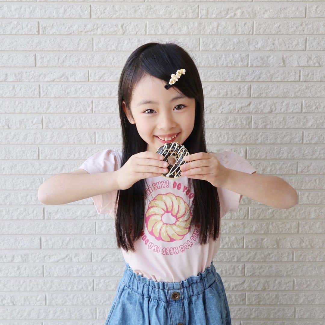 Akiのインスタグラム：「4/26 ・ Mister Donut✖️GUのコラボT🍩 ・ ・ 差し入れとか お土産とかで貰うと 一気にテンションが上がるミスド🍩 ・ そんなミスドとGUがコラボした グラフィックTとかさ もう速攻ドーナツ食べたくなるよね☺️ ・ 私が大好きな フレンチクルーラーのイラストとか ミスド&GUさん ナイスチョイスだよ！！！ #何様だよ ・ ・ しかもさ、 この服見てずっとドーナツ食べたい病になってたんだけど ドーナツ1つと交換できるクーポン付き ですって…？ (有効期限:2019年9月末まで) ・ ありがとうだよもうっ！！🍩 ・ ・ みんなは何ドーナツが好きですか☺️ ・ ・ ・ ・ #gu_for_all#GUstyle#gupr#gukids#グラフィックT#ミスドT」