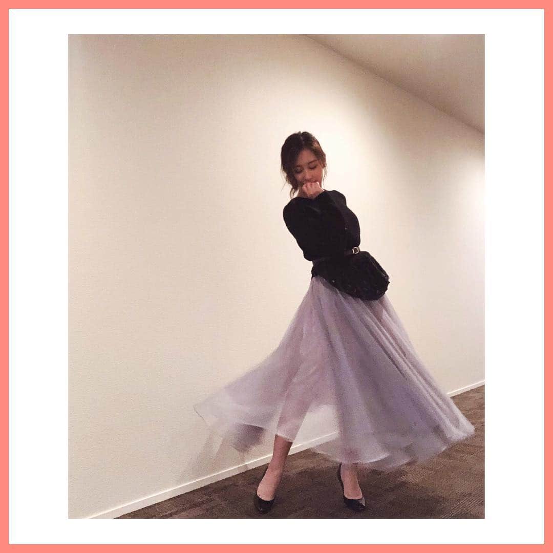 八尋莉那のインスタグラム：「今日はお仕事がはやく終わったのでたくさん寄り道しました🐾 大型連休前の人が少ない時を狙ってのお買い物とネイル🎁💅 明日からどこへ行っても混むんだろうなぁー🚗 寒くなるみたいですので、みなさま御身お大切になさってくださいね🙇‍♀️ こんなにまた寒くなると思わなかったから着るものに困っています🤦‍♀️またニットに逆戻りでそれに合わせたのはごきげんなスカート🧚🏻‍♀️ ・ #珍しく全身#春服#冬服#agete#N21°#numeroventuno#labelleetude#fendi #アガット#ヌメロヴェントゥーノ#ヌメロ#ラベルエチュード#フェンディ #me#selfie#팔로우#팔로미#데일리#일상#我#follow#followme#instagood#instagram#可爱的#japanese#japanesegirl」