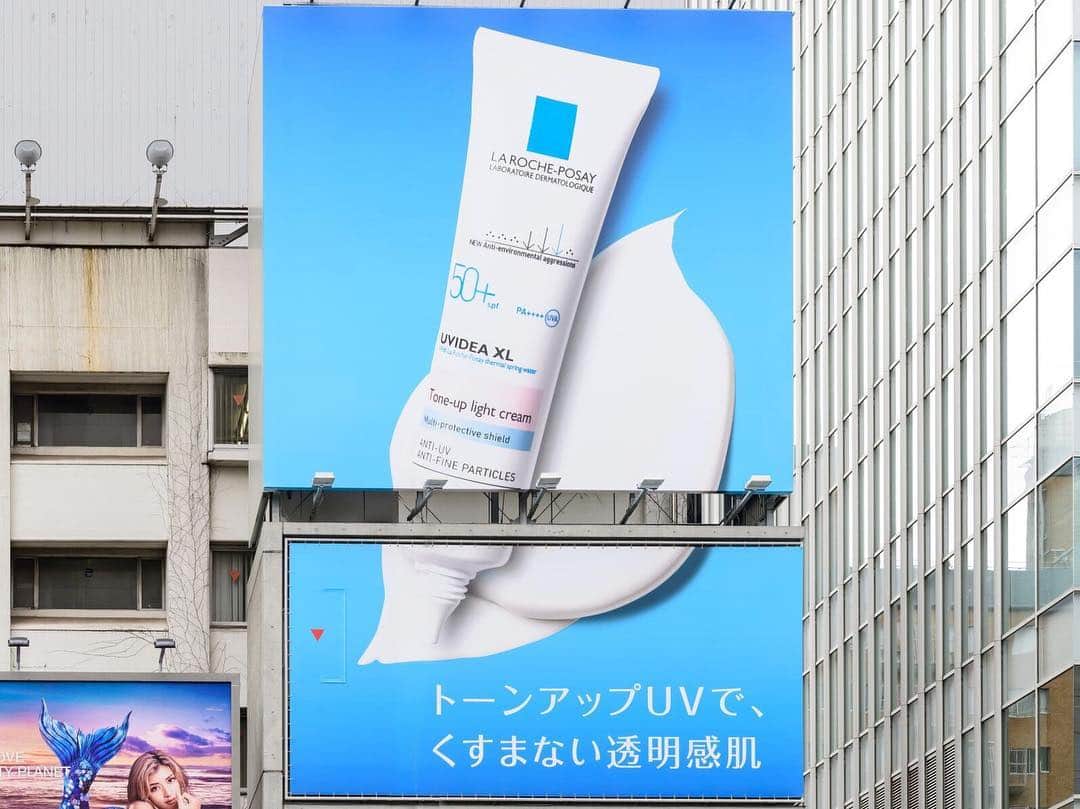 LA ROCHE-POSAY JAPAN ラロッシュポゼのインスタグラム：「. ＼本日から！TONE-UP UV CENTER開催！／ . いよいよ本日から、TONE-UP UV CENTERが開催🌟 初日から早速たくさんの方にお越しいただき、大人気”トーンアップUV”のタッチアップ体験や、これからの季節に知っておきたいUVコンテンツなどを楽しんでいただきました💙 . イベントは明後日まで💫皆さまぜひお立ち寄りください！ またイベントにお越しいただくと大人気トーンアップのサンプルや、スキンケアセットがGetできるチャンスもあるのでお楽しみに💙 . #ラロッシュポゼ #乾燥肌 #敏感肌 #低刺激設計 #敏感肌コスメ #スキンケア #ドクターズコスメ#トーンアップUV派 #トーンアップUV #TONEUPUVCENTER」
