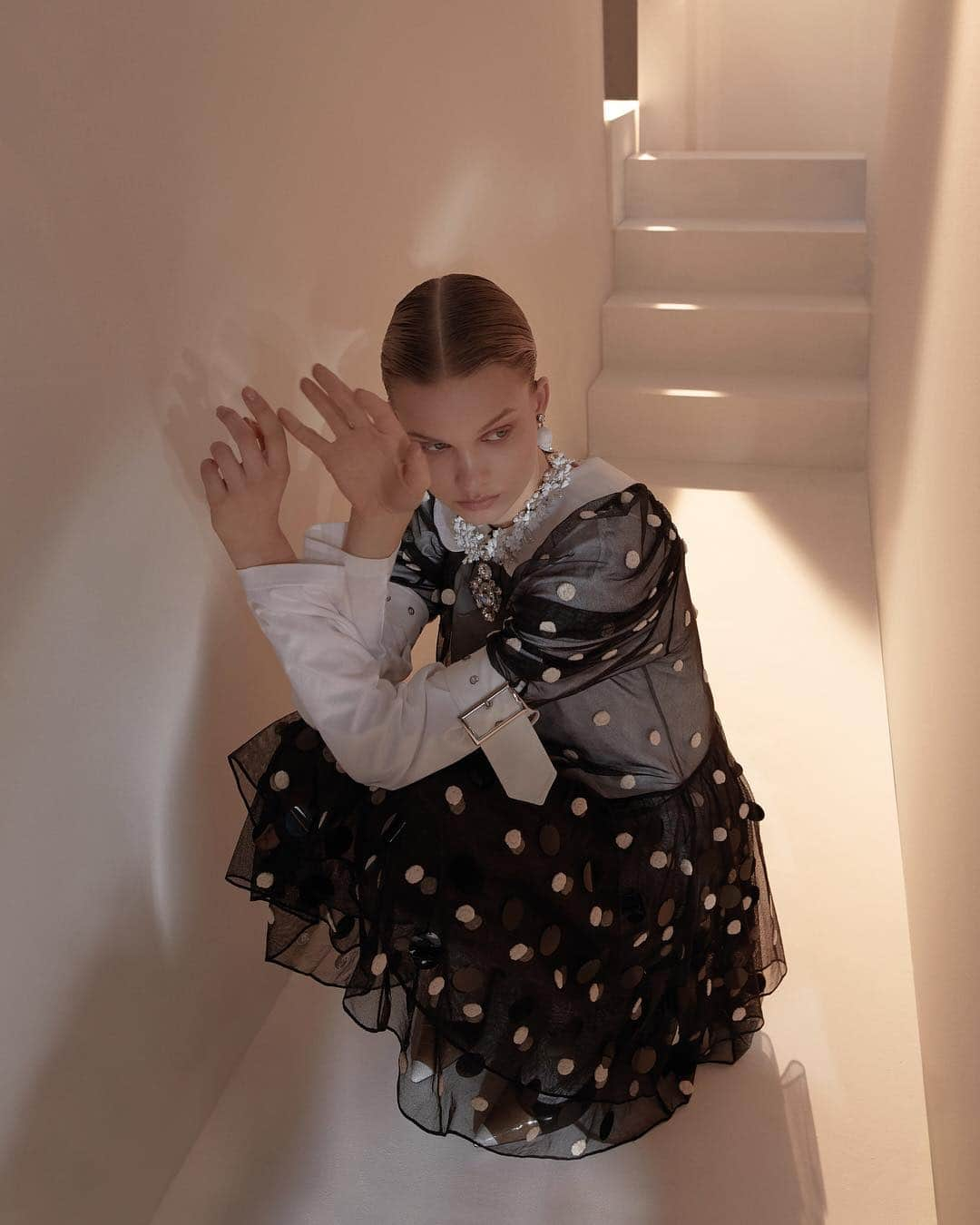 Burberryさんのインスタグラム写真 - (BurberryInstagram)「#Kingdom in @CollectibleDry . Greg Swales captures Lotta Kaijarvi in #RiccardoTisci's debut runway collection, representing a new aesthetic for the #Burberry girl . #BurberrySpringSummer19 #TBRT #BurberryGeneration」4月26日 19時32分 - burberry