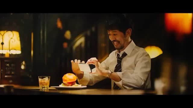仁村紗和のインスタグラム：「マネックス証券さんのTV-CMに濱津隆之さんと出演しております。  グラスのノールックキャッチは頑張りました。 見つけてくださいねーん♪」