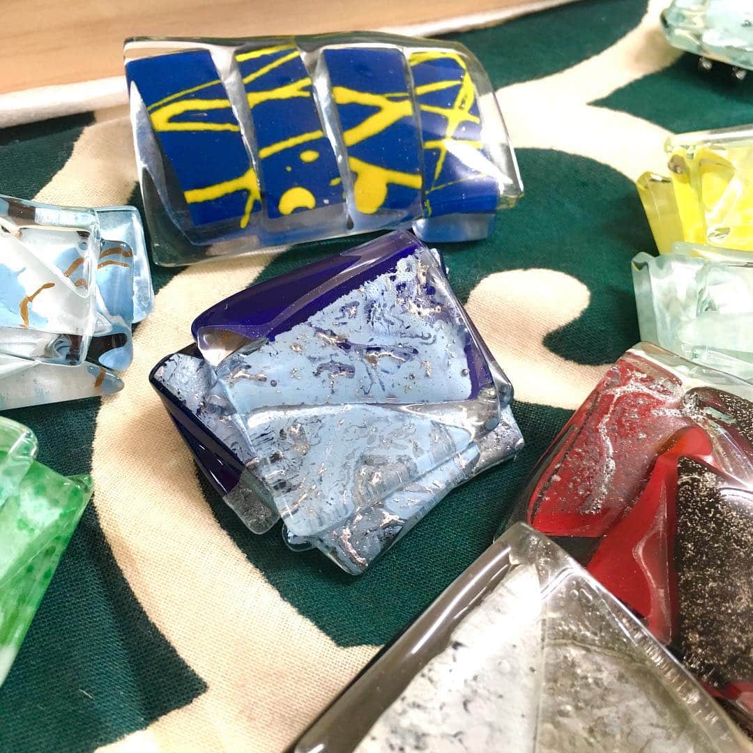 comb de shioさんのインスタグラム写真 - (comb de shioInstagram)「来週からのJR名古屋タカシマヤ。地味〜な準備が続きます😭 ・ 写真は、いつもガラストップや作品を包んでいる、唐草模様の風呂敷。 実は、お爺ちゃんも仕事で使ってたもの👴 ・ ちょっと、この風呂敷から作品出すと「えっ？」って驚かれるインパクト。 和風で、しかもちょっとコントの泥棒みたいなトコが気に入ってます😎✨ ・ よーし❗️爺ちゃん、頑張るよー！ ———————— 📢#ジェイアール名古屋タカシマヤ  9階クリエイティブギャラリー 5／1(水)〜5／7(火） ・ 「Azusa在店日」 5／1(水）、2(木）、5(日）→10〜20時 5／7(火）午後〜20時 ・ お会いできるのを楽しみにしております😊🙏✨ #自分を表現しよう  #自由な女性  #アートを身につける  #あなたをギヤラリーにするアクセサリー #コムデシオ #combdeshio #三重県津市 #名古屋 #ガラスアクセサリー #おしゃれさんと繋がりたい #アート好きな人と繋がりたい #アートガラス #春コーデ #アクセサリー #人と同じじゃつまらない #japan #osaka #artjewellery #choker #チョーカー #ファッション #ガラス #プレゼント #30代コーデ #40代コーデ #50代コーデ 3秒前 #glassart  #japanesemodern #jr名古屋高島屋」4月26日 19時44分 - comb_de_shio