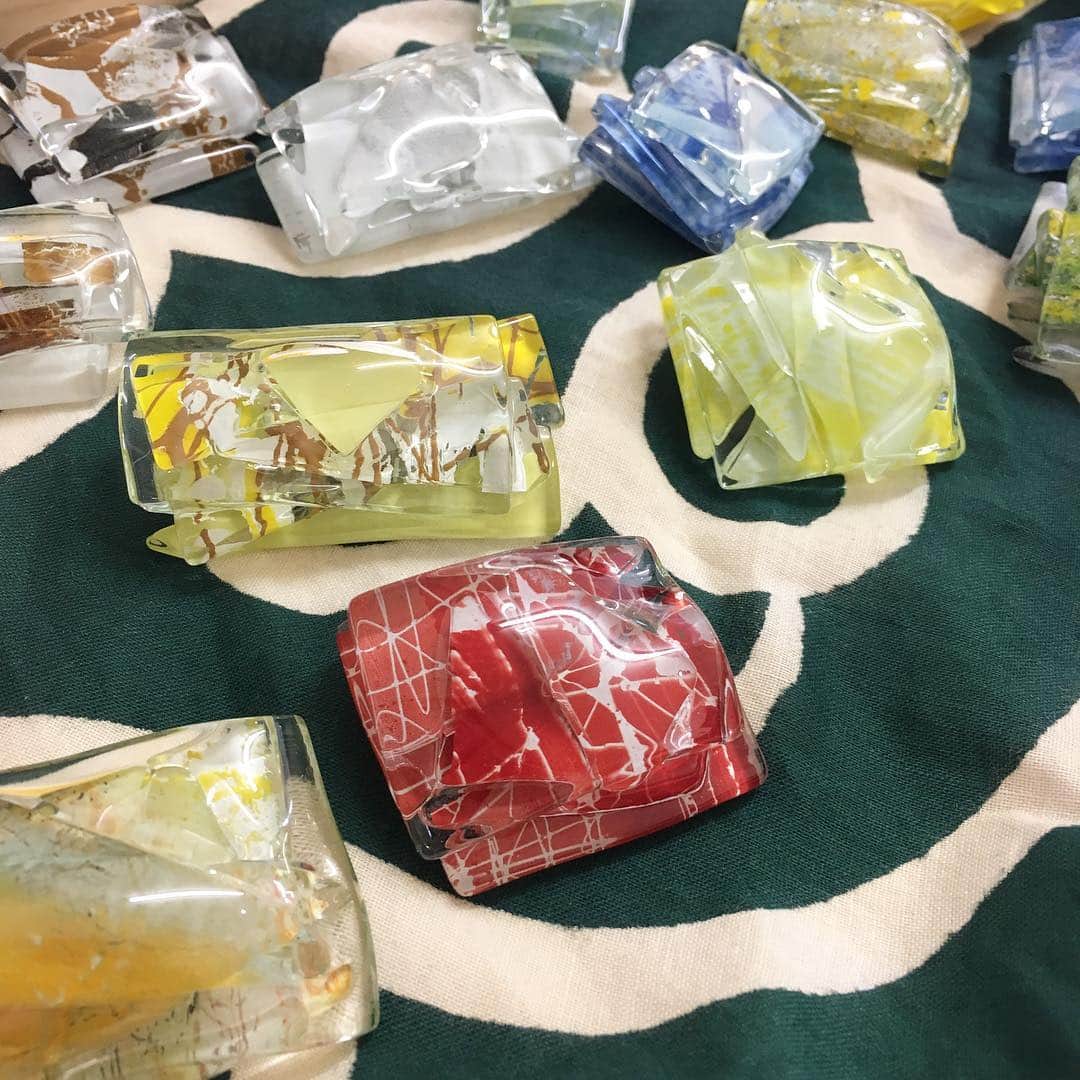 comb de shioさんのインスタグラム写真 - (comb de shioInstagram)「来週からのJR名古屋タカシマヤ。地味〜な準備が続きます😭 ・ 写真は、いつもガラストップや作品を包んでいる、唐草模様の風呂敷。 実は、お爺ちゃんも仕事で使ってたもの👴 ・ ちょっと、この風呂敷から作品出すと「えっ？」って驚かれるインパクト。 和風で、しかもちょっとコントの泥棒みたいなトコが気に入ってます😎✨ ・ よーし❗️爺ちゃん、頑張るよー！ ———————— 📢#ジェイアール名古屋タカシマヤ  9階クリエイティブギャラリー 5／1(水)〜5／7(火） ・ 「Azusa在店日」 5／1(水）、2(木）、5(日）→10〜20時 5／7(火）午後〜20時 ・ お会いできるのを楽しみにしております😊🙏✨ #自分を表現しよう  #自由な女性  #アートを身につける  #あなたをギヤラリーにするアクセサリー #コムデシオ #combdeshio #三重県津市 #名古屋 #ガラスアクセサリー #おしゃれさんと繋がりたい #アート好きな人と繋がりたい #アートガラス #春コーデ #アクセサリー #人と同じじゃつまらない #japan #osaka #artjewellery #choker #チョーカー #ファッション #ガラス #プレゼント #30代コーデ #40代コーデ #50代コーデ 3秒前 #glassart  #japanesemodern #jr名古屋高島屋」4月26日 19時44分 - comb_de_shio