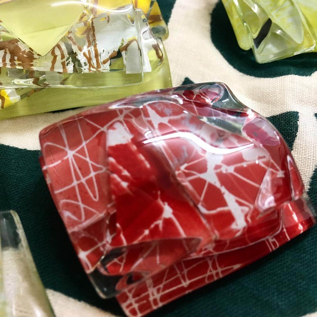 comb de shioさんのインスタグラム写真 - (comb de shioInstagram)「来週からのJR名古屋タカシマヤ。地味〜な準備が続きます😭 ・ 写真は、いつもガラストップや作品を包んでいる、唐草模様の風呂敷。 実は、お爺ちゃんも仕事で使ってたもの👴 ・ ちょっと、この風呂敷から作品出すと「えっ？」って驚かれるインパクト。 和風で、しかもちょっとコントの泥棒みたいなトコが気に入ってます😎✨ ・ よーし❗️爺ちゃん、頑張るよー！ ———————— 📢#ジェイアール名古屋タカシマヤ  9階クリエイティブギャラリー 5／1(水)〜5／7(火） ・ 「Azusa在店日」 5／1(水）、2(木）、5(日）→10〜20時 5／7(火）午後〜20時 ・ お会いできるのを楽しみにしております😊🙏✨ #自分を表現しよう  #自由な女性  #アートを身につける  #あなたをギヤラリーにするアクセサリー #コムデシオ #combdeshio #三重県津市 #名古屋 #ガラスアクセサリー #おしゃれさんと繋がりたい #アート好きな人と繋がりたい #アートガラス #春コーデ #アクセサリー #人と同じじゃつまらない #japan #osaka #artjewellery #choker #チョーカー #ファッション #ガラス #プレゼント #30代コーデ #40代コーデ #50代コーデ 3秒前 #glassart  #japanesemodern #jr名古屋高島屋」4月26日 19時44分 - comb_de_shio