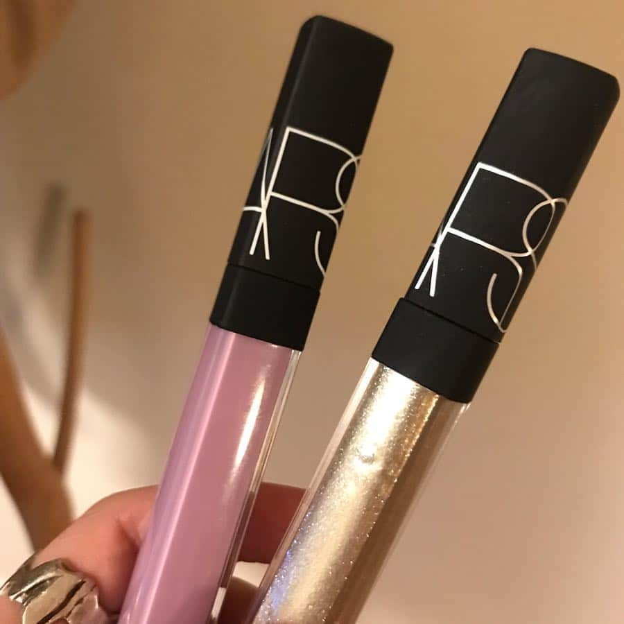 土田瑠美さんのインスタグラム写真 - (土田瑠美Instagram)「NARS 可愛い♡♡♡ 透明感💭  マルチユースグロスはリップの上にラメ感足したい時や目元に濡れたゴールド感を足したい時に。 リップグロスnはベージュの上に重ねたりしても可愛い♡ 撮影にも大活躍☺️ #nars#マルチユースグロス #5960 #リップグロスn #5954」4月26日 19時37分 - ru0711