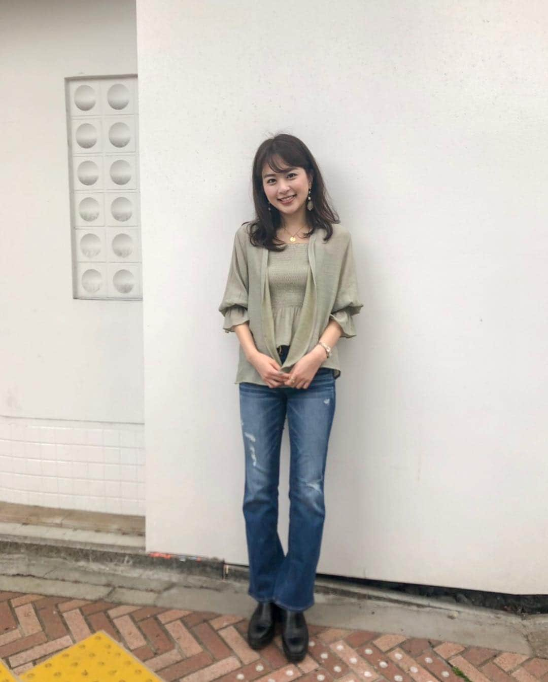 沖田愛加さんのインスタグラム写真 - (沖田愛加Instagram)「昨日のお洋服☺️ 珍しくグリーン🌿 . 昨日はあんなに暑かったのに今日はほんとに寒くて、、、 . みなさん体調崩されてないですか？？☺️ . 明日からGWですね！ . お出かけの前にぜひ、めざましどようびのお天気チェックしてください❤︎（笑） . 1枚目と2枚目の画質の良さに自分でびっくり。（笑） #私服 #flower」4月26日 19時38分 - okita_aika