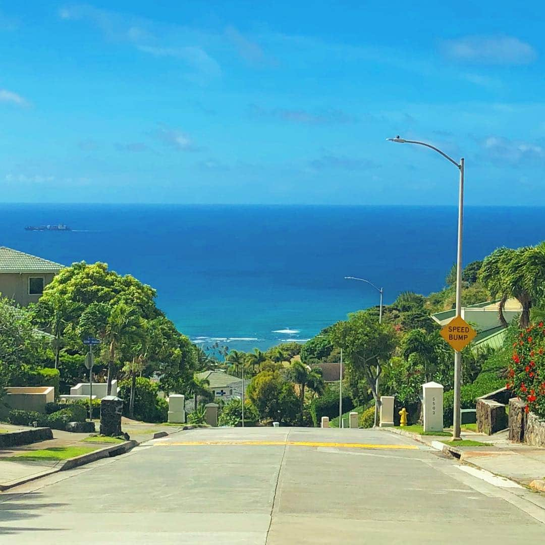 マキ・コニクソンさんのインスタグラム写真 - (マキ・コニクソンInstagram)「Good morning from Sunny Hawaii! ☀️ 毎日お天気だから素直に嬉しいっ！🤗やっぱり人間素直じゃないとね。素直な人は救われるし、 ハッピーな人が多い！私たまに 天邪鬼(あまのじゃく)になるから気をつけよっと！😅 自分に喝！😤 今日も”素直”な気持ちを持ってハッピーな1日を過ごそうね！😊 #ハワイのおすそ分け🤙🏼 #これからお仕事行って来ます！🚗💨 #素直が一番！👍🏼」4月27日 6時37分 - makikonikson